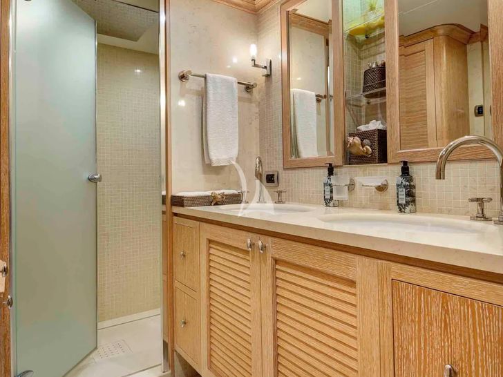 QUEST R Benetti Classic 120 - master cabin bathroom QUEST R Benetti Classic 120 - master cabin bathroom