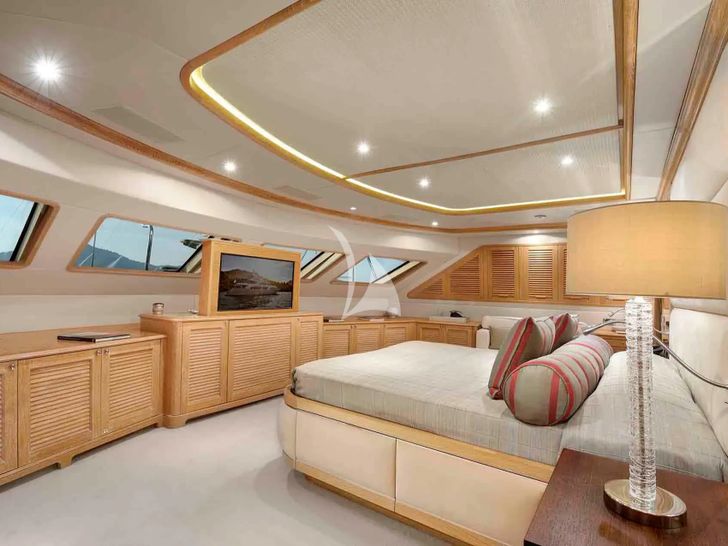QUEST R Benetti Classic 120 - master cabin bed and TV QUEST R Benetti Classic 120 - master cabin bed and TV