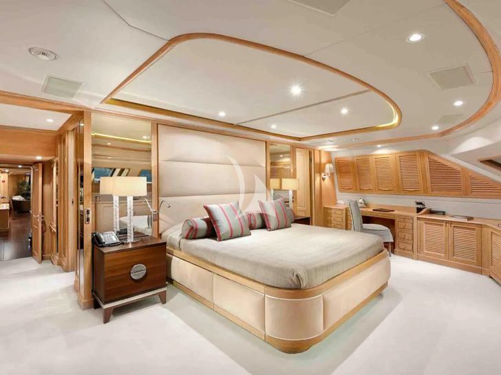 QUEST R Benetti Classic 120 - master cabin QUEST R Benetti Classic 120 - master cabin