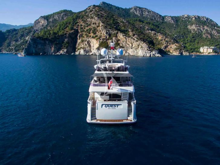 QUEST R Benetti Classic 120 - stern view QUEST R Benetti Classic 120 - stern view