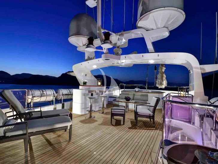 QUEST R Benetti Classic 120 - sun deck bar and lounge QUEST R Benetti Classic 120 - sun deck bar and lounge