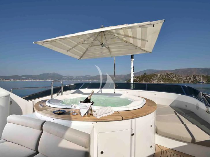 QUEST R Benetti Classic 120 - sun deck jacuzzi QUEST R Benetti Classic 120 - sun deck jacuzzi