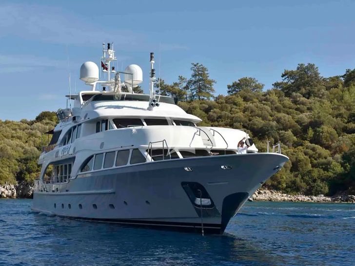 QUEST R Benetti Classic 120 - tilted bow view QUEST R Benetti Classic 120 - tilted bow view