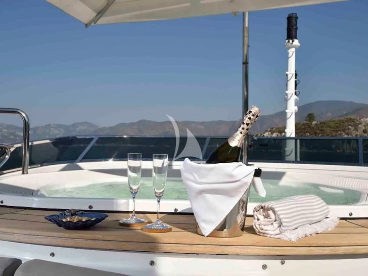 QUEST R Benetti Classic 120 - wine by the jacuzzi QUEST R Benetti Classic 120 - wine by the jacuzzi