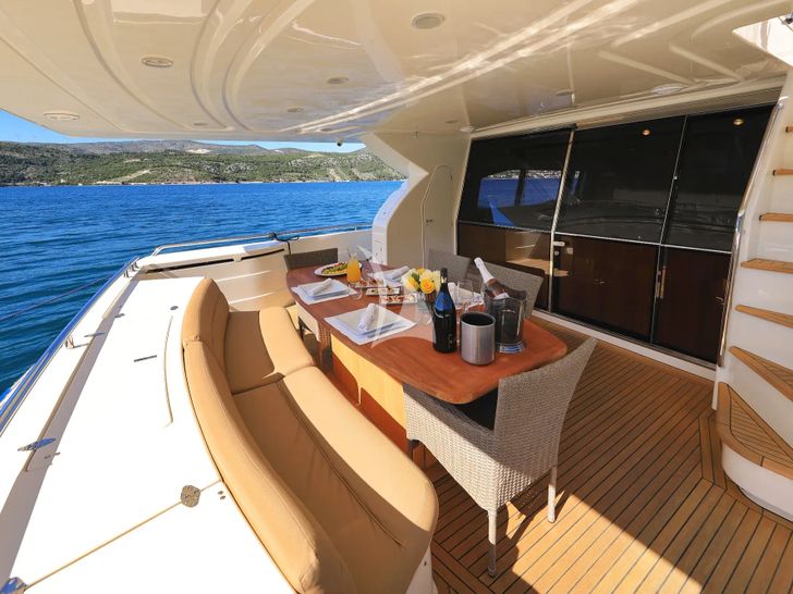 QUO VADIS I Ferretti 760 - aft deck QUO VADIS I Ferretti 760 - aft deck