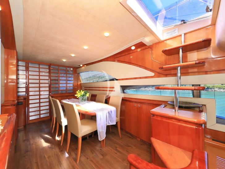 QUO VADIS I Ferretti 760 - dining area QUO VADIS I Ferretti 760 - dining area