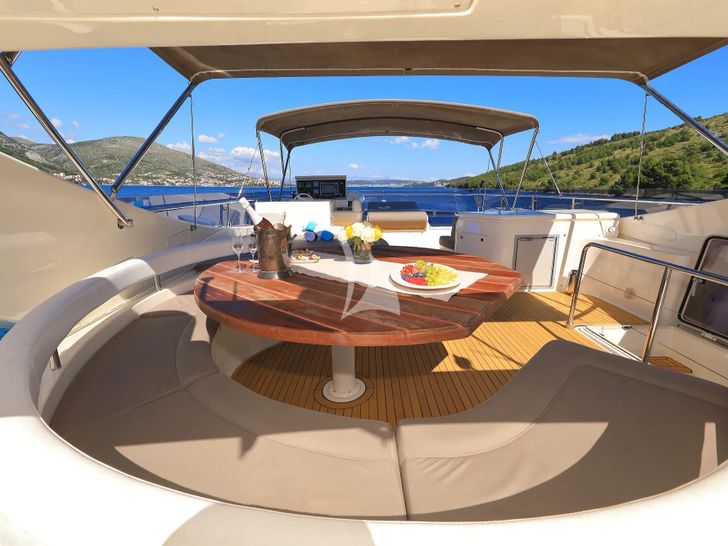 QUO VADIS I Ferretti 760 - flybridge seating and dining area QUO VADIS I Ferretti 760 - flybridge seating and dining area