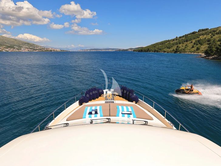 QUO VADIS I Ferretti 760 - foredeck QUO VADIS I Ferretti 760 - foredeck