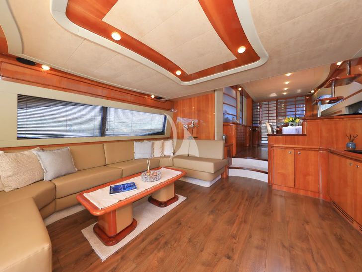 QUO VADIS I Ferretti 760 - saloon QUO VADIS I Ferretti 760 - saloon