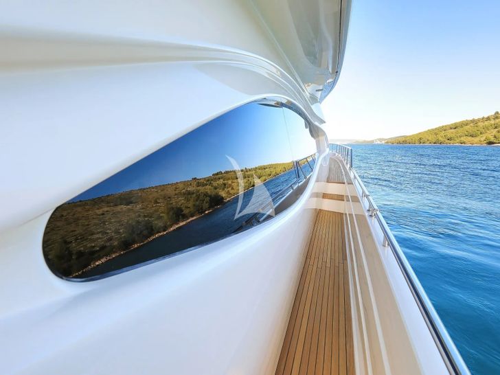 QUO VADIS I Ferretti 760 - side walkway QUO VADIS I Ferretti 760 - side walkway