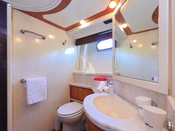 QUO VADIS I Ferretti 760 - twin cabin bathroom QUO VADIS I Ferretti 760 - twin cabin bathroom