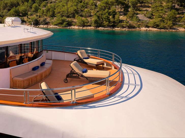 QUEEN ELEGANZA Custom Motor Yacht 49m - sun beds QUEEN ELEGANZA Custom Motor Yacht 49m - sun beds