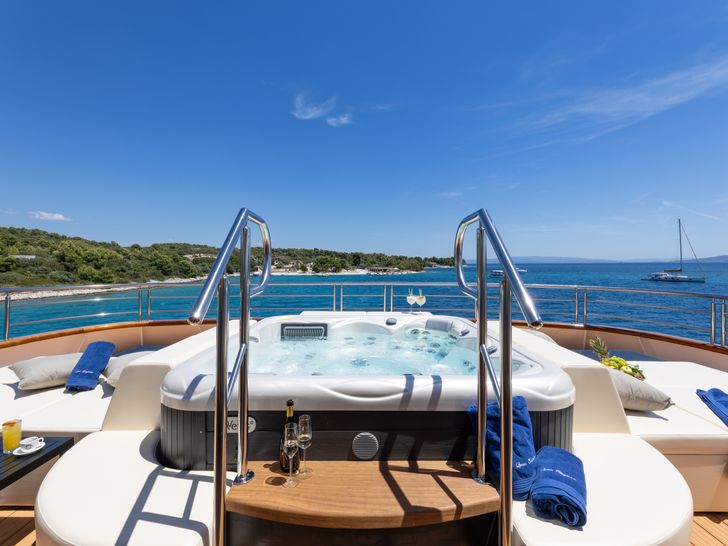 QUEEN ELEGANZA Custom Motor Yacht 49m - jacuzzi QUEEN ELEGANZA Custom Motor Yacht 49m - jacuzzi