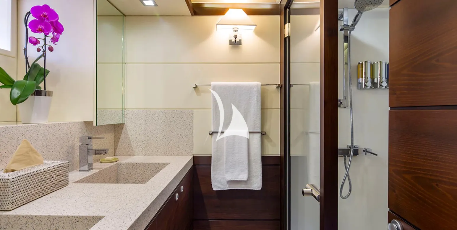 RADIANCE Dubois 37m - VIP cabin bathroom