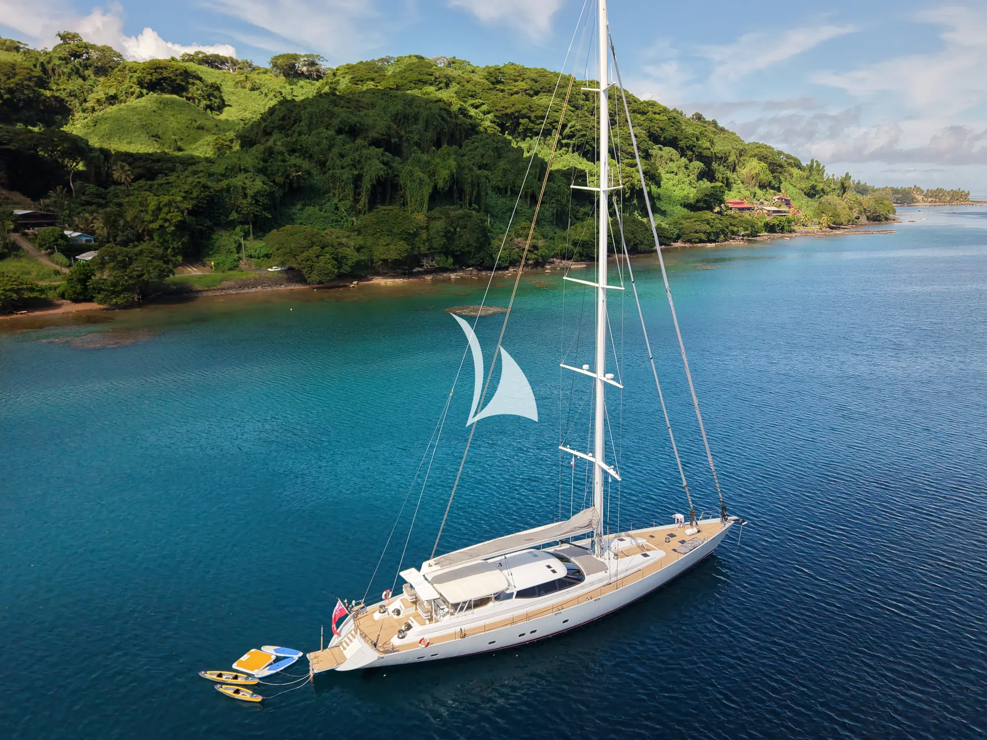 RADIANCE Dubois 37m - anchored with the water toys
