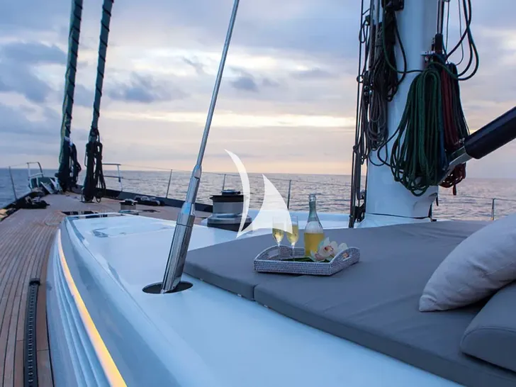 RADIANCE Dubois 37m - foredeck RADIANCE Dubois 37m - foredeck