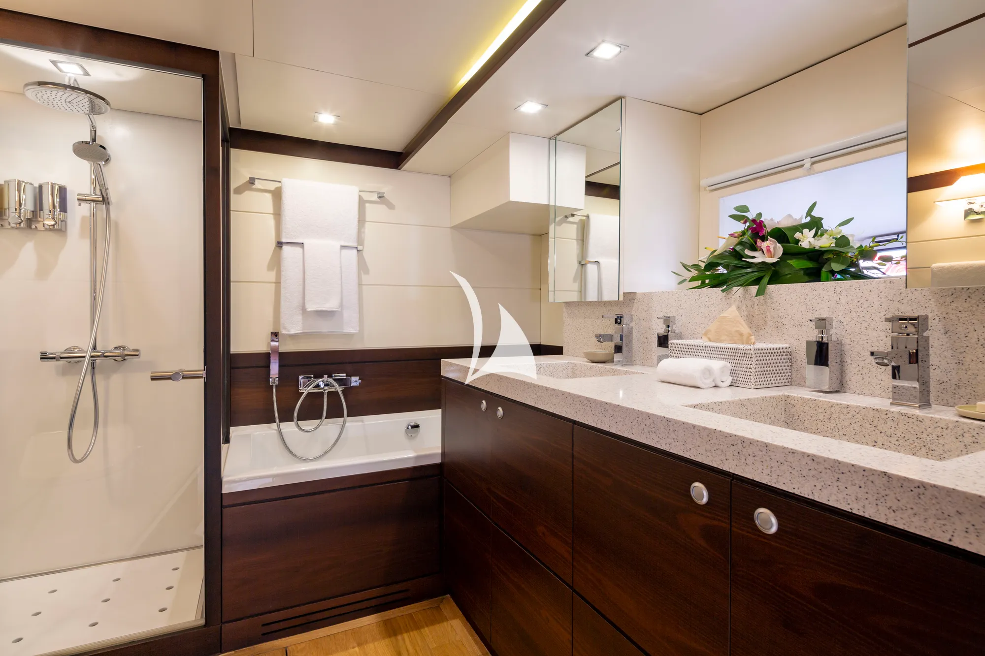 RADIANCE Dubois 37m - master cabin bathroom