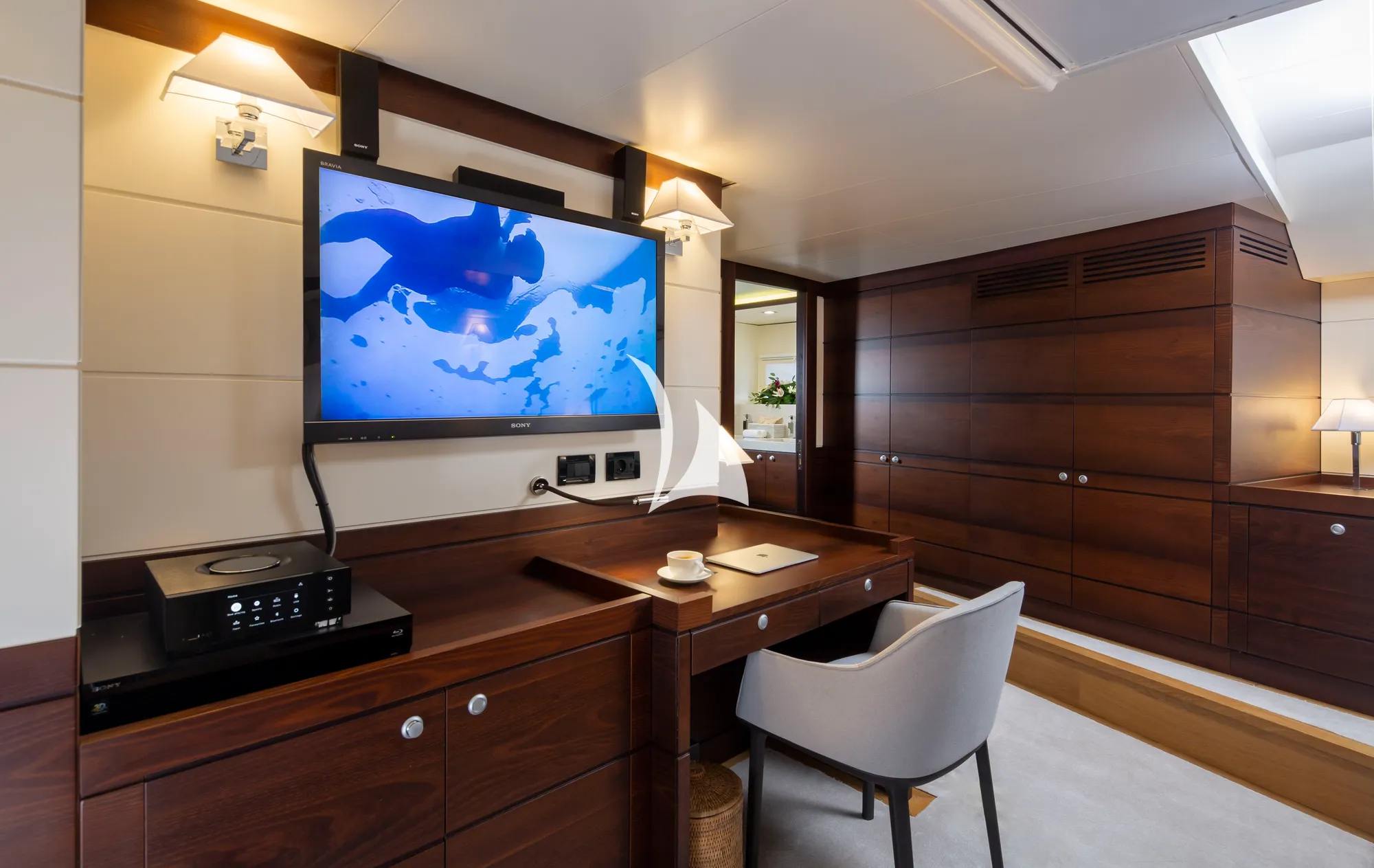 RADIANCE Dubois 37m - master cabin work station and TV
