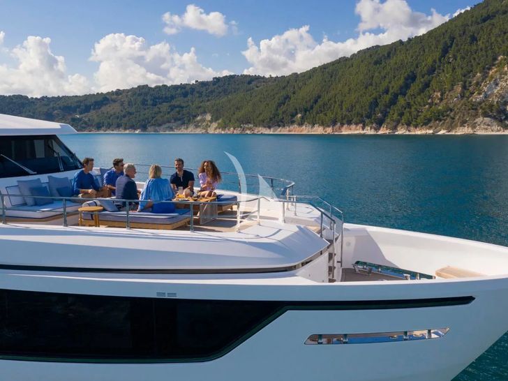 RARE GEM Custom Line 28m - bow lounge RARE GEM Custom Line 28m - bow lounge