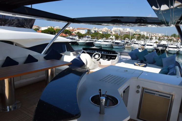 Charter Yacht RAY 3 - Sunseeker 28m - 4 Cabins - Cannes - St Tropez - Monaco - French Riviera
