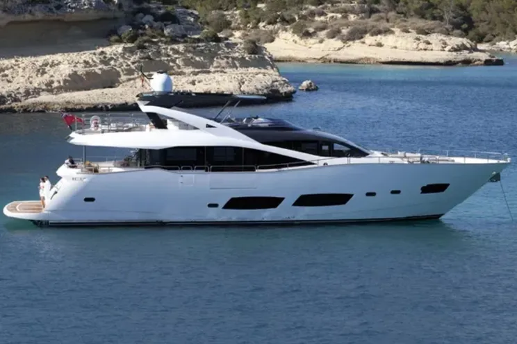 Charter Yacht RAY 3 - Sunseeker 28m - 4 Cabins - Cannes - St Tropez - Monaco - The French Riviera