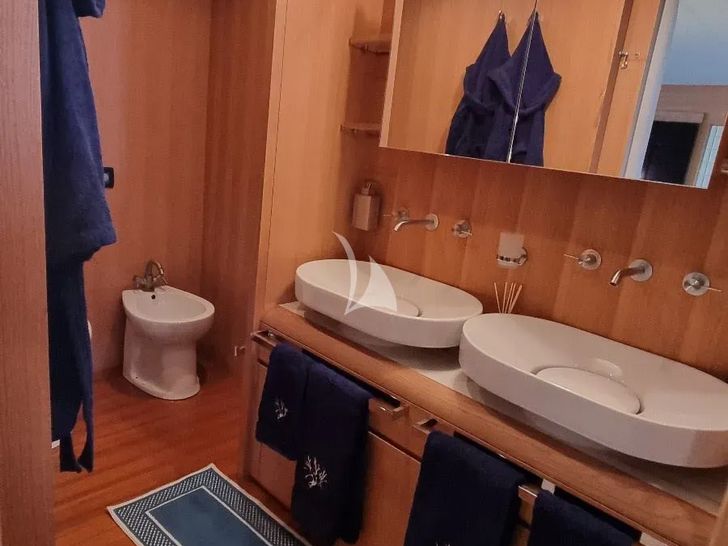 RED ROSE Aicon 85 Fly - cabin bathroom RED ROSE Aicon 85 Fly - cabin bathroom