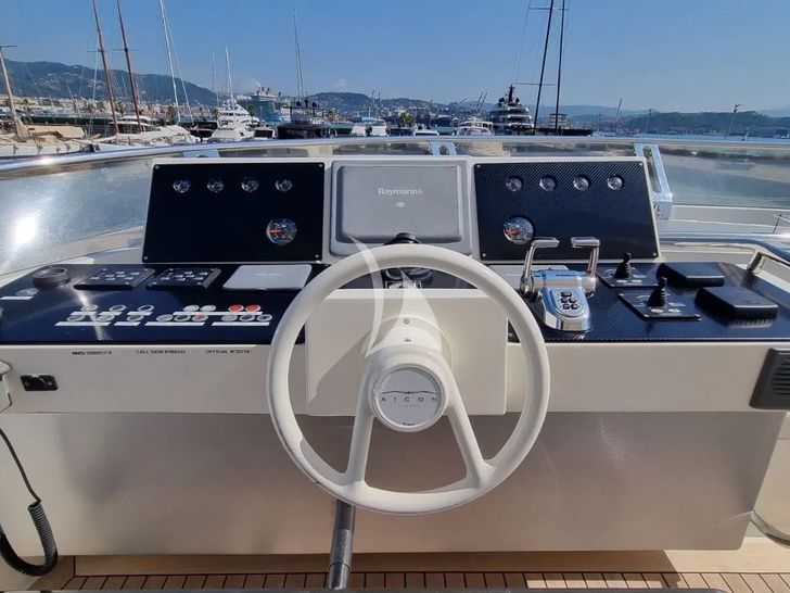 RED ROSE Aicon 85 Fly - flybridge helm RED ROSE Aicon 85 Fly - flybridge helm