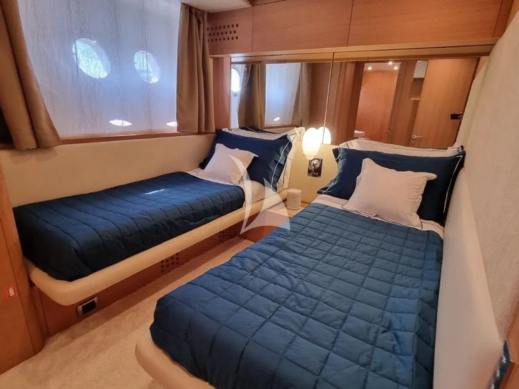 RED ROSE Aicon 85 Fly - twin cabin 2 RED ROSE Aicon 85 Fly - twin cabin 2