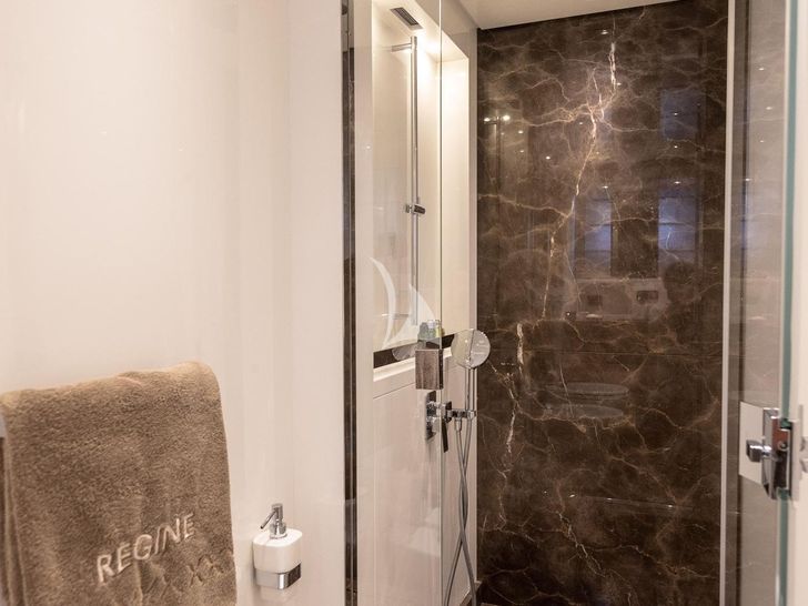 REGINE OF CANNES Sanlorenzo SL78 - VIP cabin bathroom REGINE OF CANNES Sanlorenzo SL78 - VIP cabin bathroom