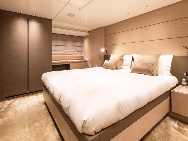 REGINE OF CANNES Sanlorenzo SL78 - VIP cabin REGINE OF CANNES Sanlorenzo SL78 - VIP cabin