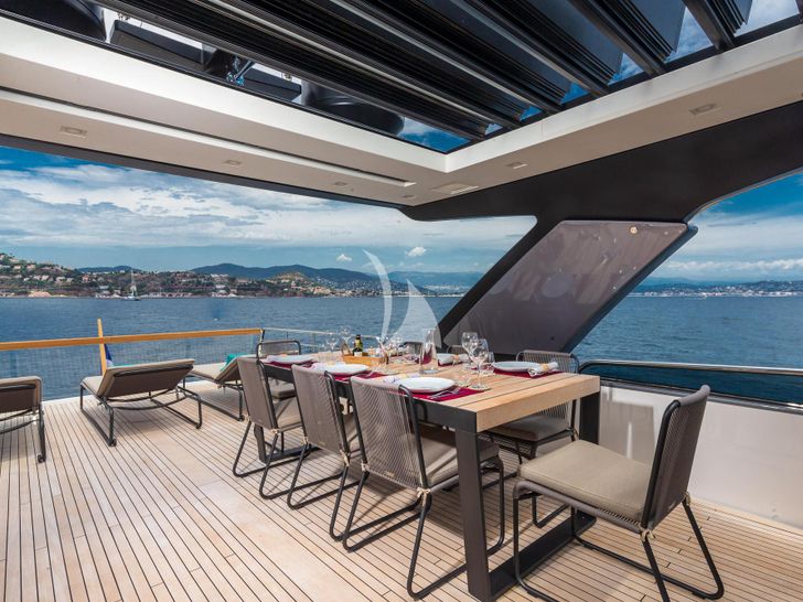 REGINE OF CANNES Sanlorenzo SL78 - flybridge dining REGINE OF CANNES Sanlorenzo SL78 - flybridge dining