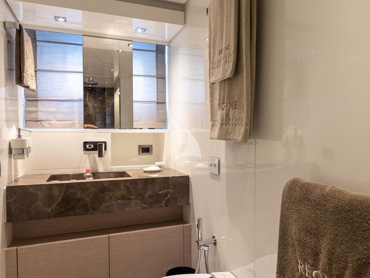 REGINE OF CANNES Sanlorenzo SL78 - master cabin bathroom REGINE OF CANNES Sanlorenzo SL78 - master cabin bathroom