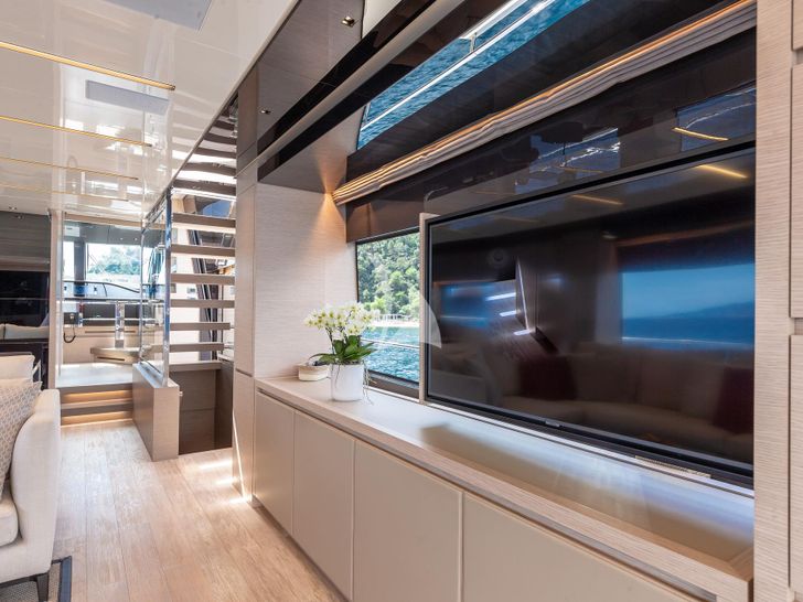 REGINE OF CANNES Sanlorenzo SL78 - saloon TV REGINE OF CANNES Sanlorenzo SL78 - saloon TV