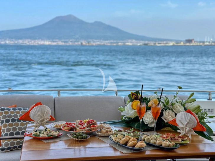 RELAXBYWINSTON Sanlorenzo 62 - alfresco dining set up RELAXBYWINSTON Sanlorenzo 62 - alfresco dining set up