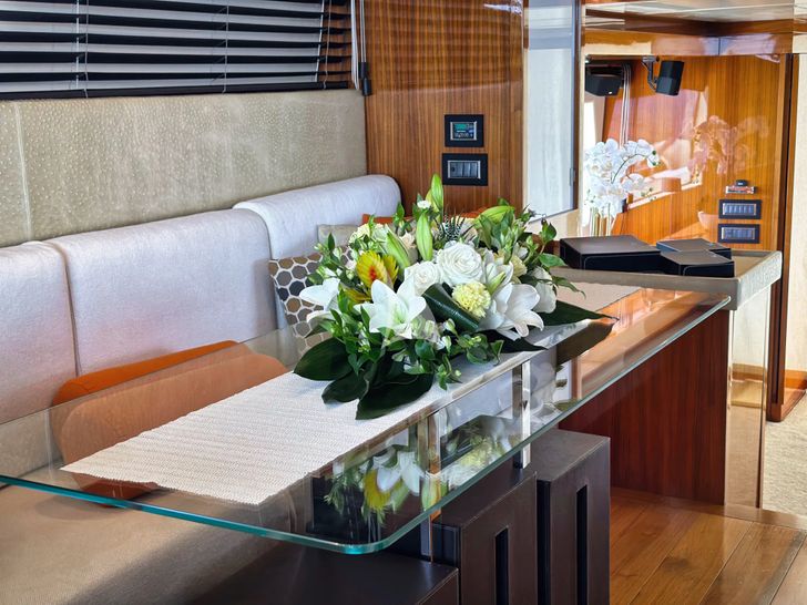 RELAXBYWINSTON Sanlorenzo 62 - dining table set up RELAXBYWINSTON Sanlorenzo 62 - dining table set up