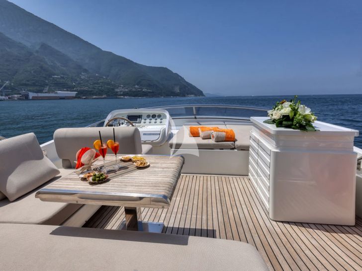 RELAXBYWINSTON Sanlorenzo 62 - flybridge seating and dining area RELAXBYWINSTON Sanlorenzo 62 - flybridge seating and dining area