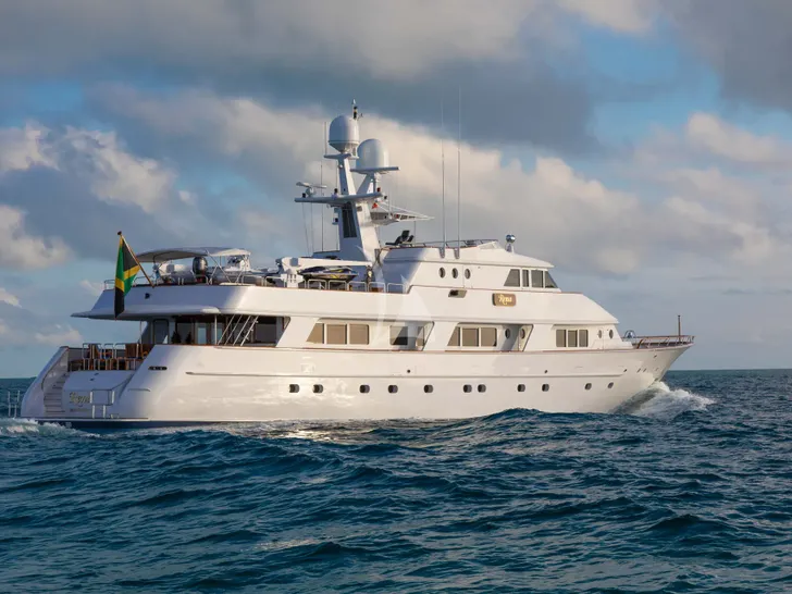 RENA NQEA 44m - cruising aft shot RENA NQEA 44m - cruising aft shot