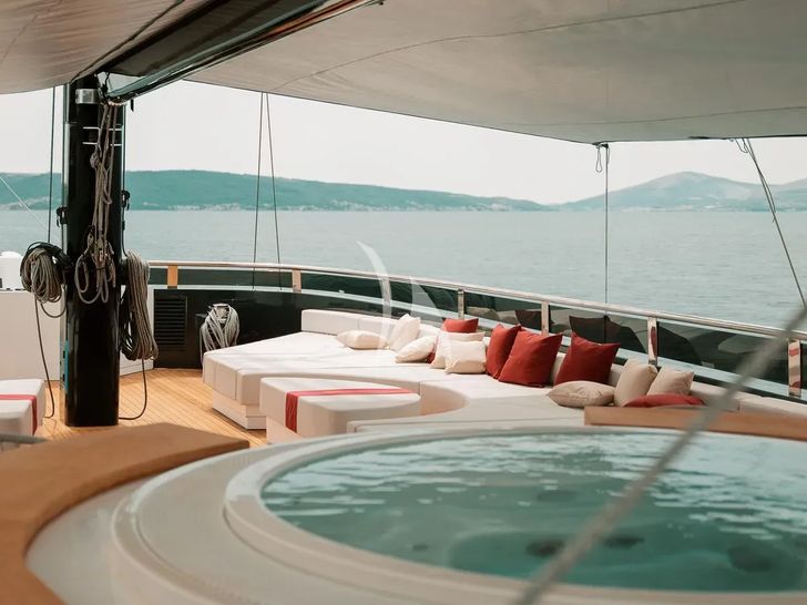 REPOSADO Tramontana Custom Yacht 52 m - jacuzzi and seating area REPOSADO Tramontana Custom Yacht 52 m - jacuzzi and seating area