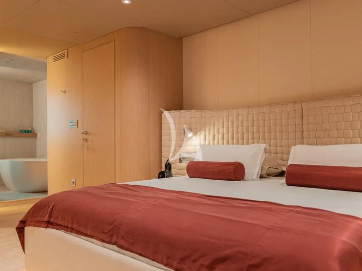 REPOSADO Tramontana Custom Yacht 52 m - master cabin bed REPOSADO Tramontana Custom Yacht 52 m - master cabin bed