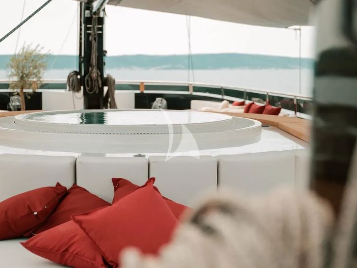 REPOSADO Tramontana Custom Yacht 52 m - sun deck jacuzzi REPOSADO Tramontana Custom Yacht 52 m - sun deck jacuzzi