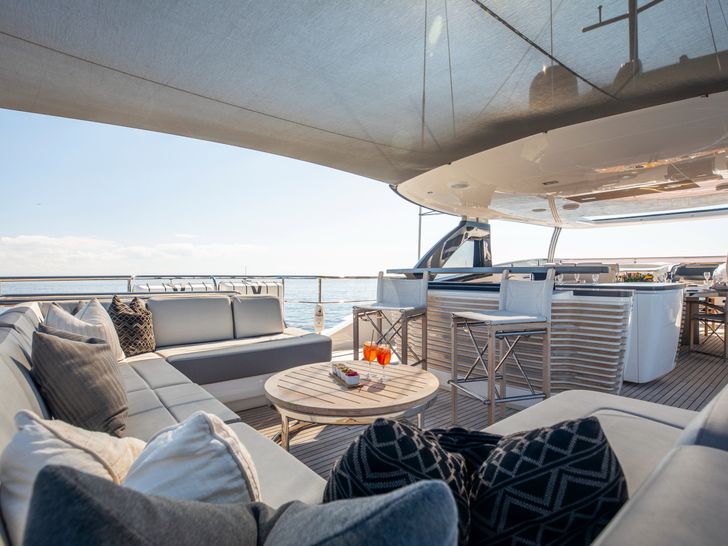 RESTLESS Princess 35m - flybridge with a minibar RESTLESS Princess 35m - flybridge with a minibar