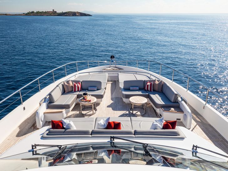 RESTLESS Princess 35m - foredeck RESTLESS Princess 35m - foredeck