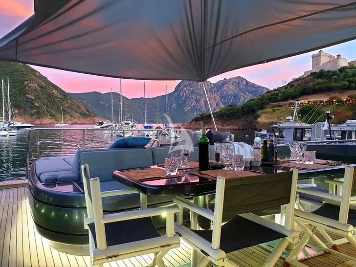 REVELLA Mangusta 92 - alfresco dining set up REVELLA Mangusta 92 - alfresco dining set up