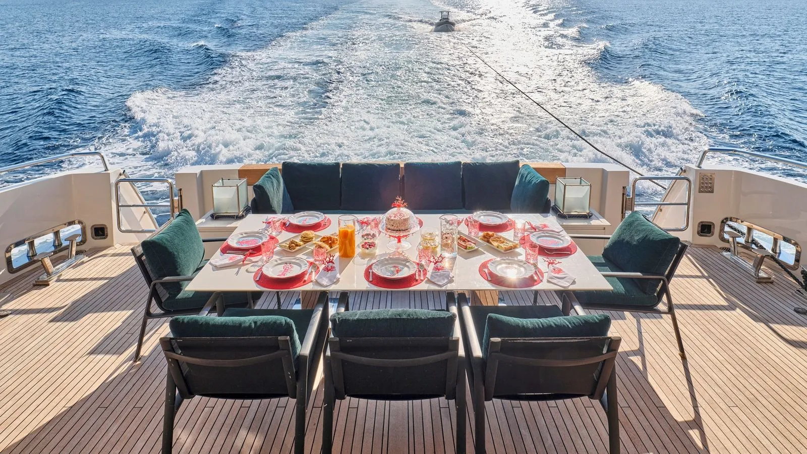 RIANA II Sanlorenzo SL118 - alfresco dining set up