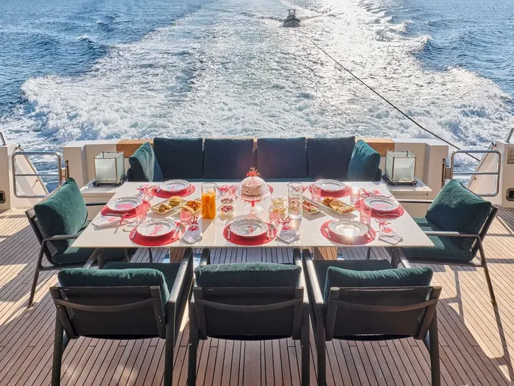 RIANA II Sanlorenzo SL118 - alfresco dining set up RIANA II Sanlorenzo SL118 - alfresco dining set up