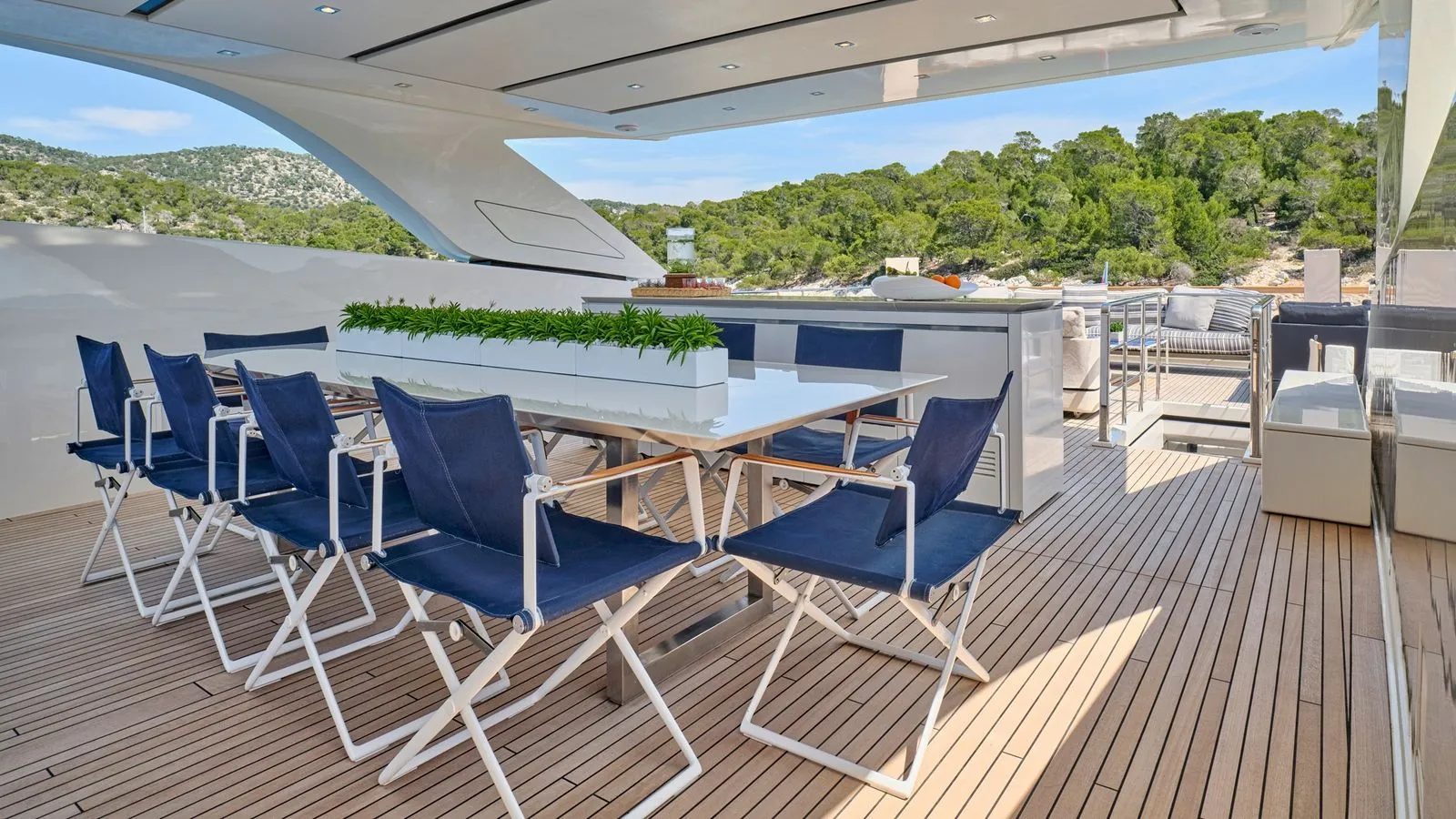RIANA II Sanlorenzo SL118 - sundeck alfresco dining area