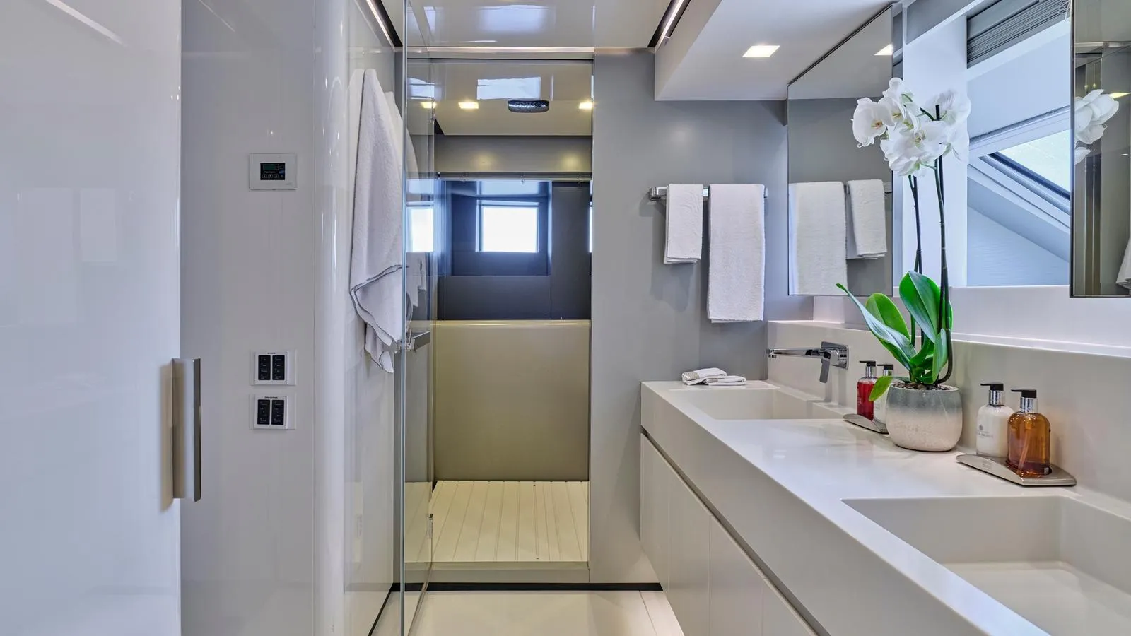 RIANA II Sanlorenzo SL118 - master cabin bathroom