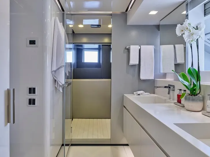 RIANA II Sanlorenzo SL118 - master cabin bathroom RIANA II Sanlorenzo SL118 - master cabin bathroom