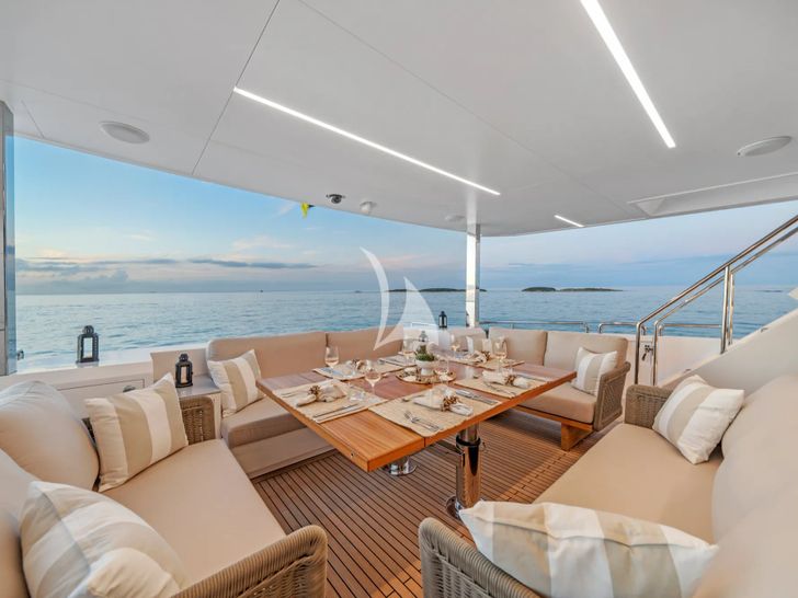 RIO Horizon FD90 - aft deck dining set up RIO Horizon FD90 - aft deck dining set up