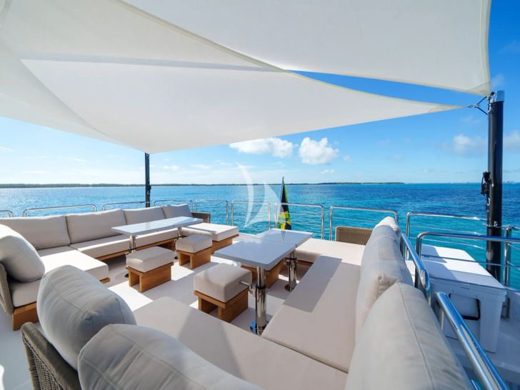 RIO Horizon FD90 - flybridge aft lounge RIO Horizon FD90 - flybridge aft lounge